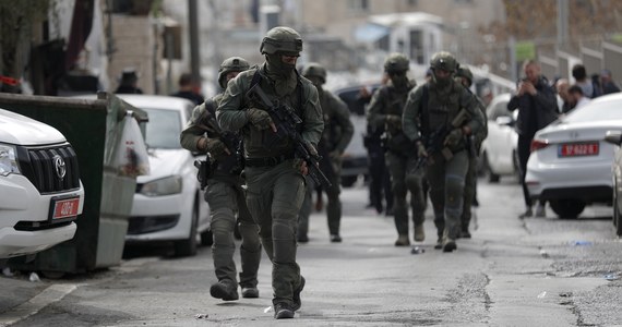 Reagując na dwa ataki w Jerozolimie, w których zginęło siedem osób, policja zaapelowała w sobotę do obywateli, którzy mają pozwolenie na broń palną, by nosili ją przy sobie. 