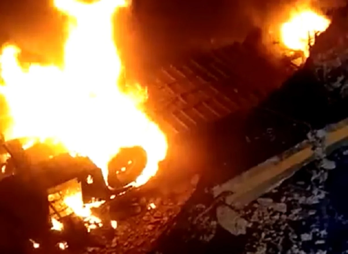 Co najmniej 41 osób zginęło w katastrofie autobusu, który w niedzielę rano spadł z mostu w południowo zachodnim Pakistanie i stanął w płomieniach - przekazały władze tego kraju.