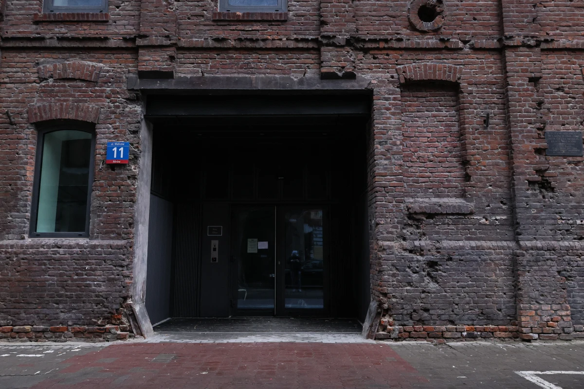 Zaginęły żelazne ozdobne wrota bramy dawnego browaru Hermana Junga przy ul. Waliców 11 - przekazał varsavianista Jan Sujecki, przedstawiciel stowarzyszenia Obrońcy Zabytków Warszawy. Mazowiecki wojewódzki konserwator zabytków zawiadomił o tej sprawie policję.