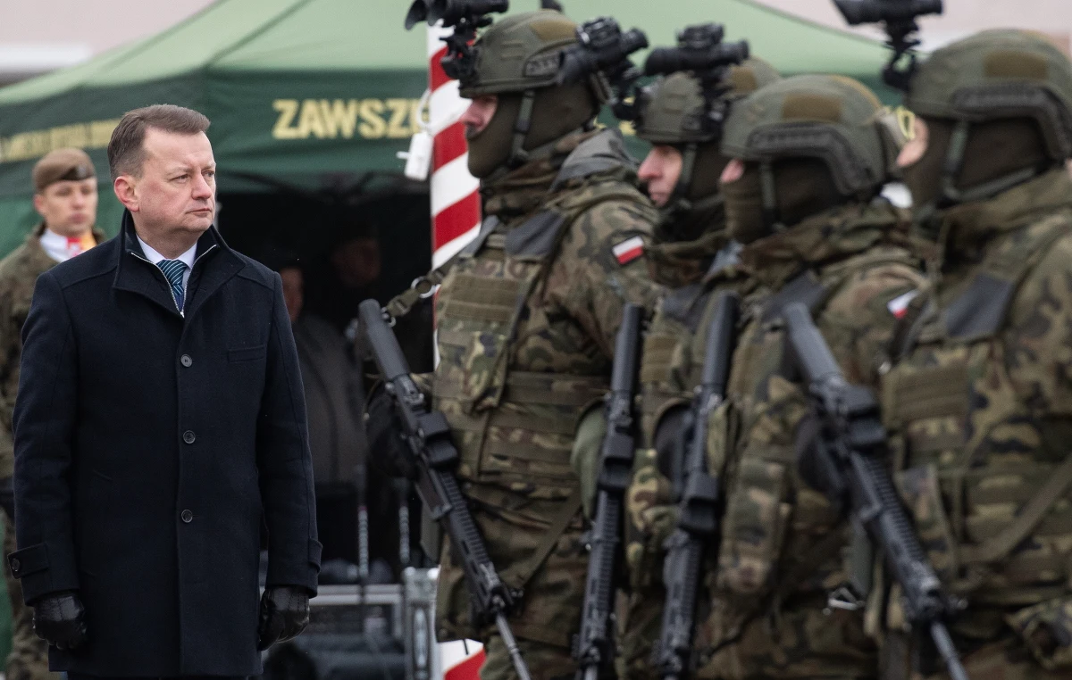 "To tyle na temat rzekomego exodusu żołnierzy. Wojsko Polskie rośnie w siłę! Mamy coraz więcej żołnierzy, którzy dysponują najnowocześniejszym sprzętem" - napisał w mediach społecznościowych minister obrony narodowej Mariusz Błaszczak. W ostatnich tygodniach część mediów donosiła o wyraźnie zwiększonej liczbie odejść żołnierzy ze służby.