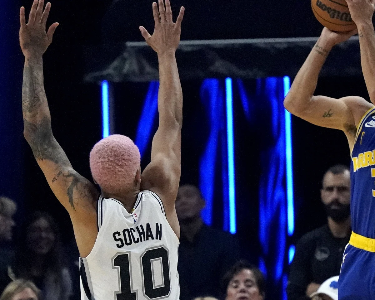 ​Jeremy Sochan zdobywając 30 punktów ustanowił rekord kariery w koszykarskiej lidze NBA, ale jego zespół San Antonio Spurs przegrał po dogrywce u siebie z Phoenix Suns 118:128. To piąta z rzędu porażka Teksańczyków.
