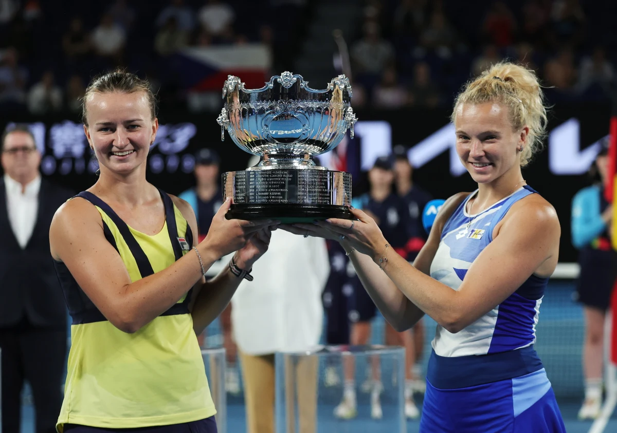 ​Barbora Krejcikova i Katerina Siniakova wygrały deblową rywalizację w Australian Open, pokonując w finale w Melbourne japońską parę Shuko Aoyama, Ena Shibahara 6:4, 6:3. To siódmy wspólny wielkoszlemowy tytuł tych czeskich tenisistek.
