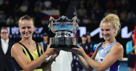 ​Barbora Krejcikova i Katerina Siniakova wygrały deblową rywalizację w Australian Open, pokonując w finale w Melbourne japońską parę Shuko Aoyama, Ena Shibahara 6:4, 6:3. To siódmy wspólny wielkoszlemowy tytuł tych czeskich tenisistek.