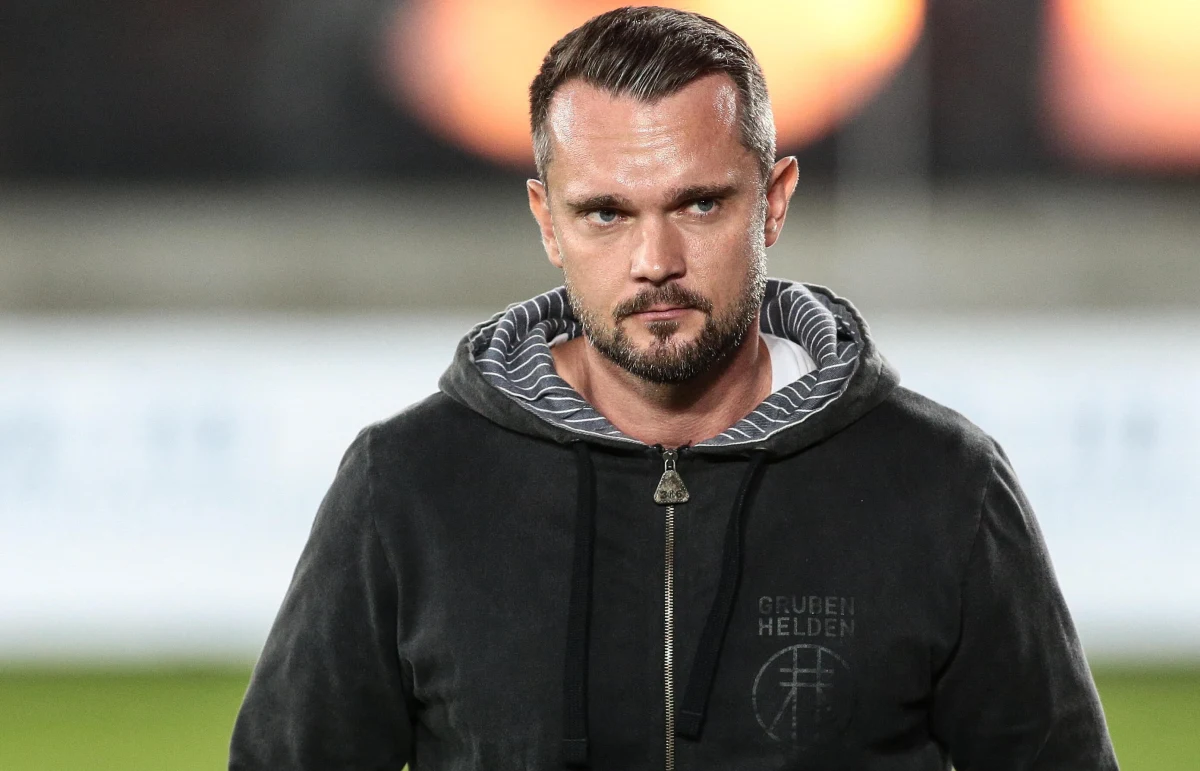 Pierwszą tegoroczną kolejkę piłkarskiej ekstraklasy zakończy mecz w Krakowie. W stolicy Małopolski, na stadionie przy ulicy Kałuży, w poniedziałek Cracovia podejmie Górnika Zabrze. Zespół z Górnego Śląska w czasie zimowej przerwy głównie skupiał się na poprawie gry w obronie, bo w jesiennej rundzie ekstraklasy stracił aż 28 goli. "Mieliśmy za dużo łatwych strat z przodu. Pracowaliśmy nad tym, żeby takich błędów nie popełniać. Uczyliśmy się też zabezpieczać przed kontratakami, bo w taki sposób straciliśmy dużo bramek" - mówi trener Górnika Zabrze Bartosch Gaul, z którym o starcie rundy wiosennej i m.in. pracy z Lukasem Podolskim oraz współpracą z akademią Górnika rozmawiał Wojciech Marczyk z redakcji sportowej RMF FM.