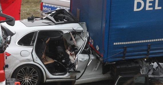 Trzy osoby zginęły w niedzielę nad ranem w zderzeniu samochodu osobowego z pojazdem ciężarowym. Do tragicznego wypadku doszło na trasie S8 w Podlaskiem.