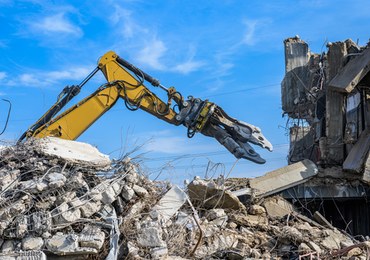 Plaza Kraków jak rumowisko. Ciężki sprzęt burzy dawną galerię handlową