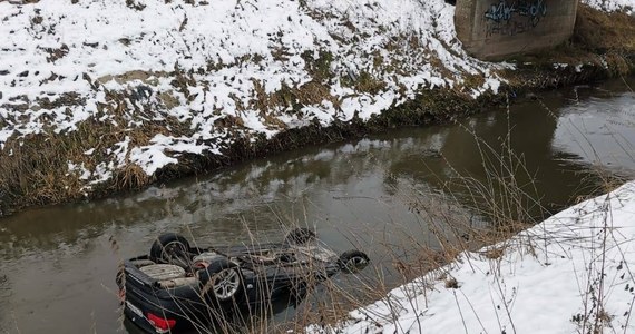 Samochód wpadł do rzeki w miejscowości Mareza w powiecie kwidzyńskim na Pomorzu. Pojazdem podróżowały dwie osoby, które o własnych siłach wyszły z auta.