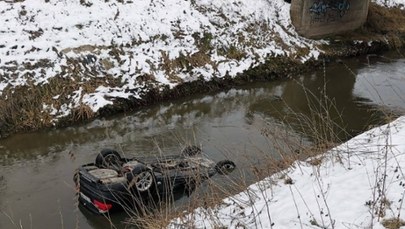 Samochód wpadł do rzeki. Autem podróżowały dwie osoby