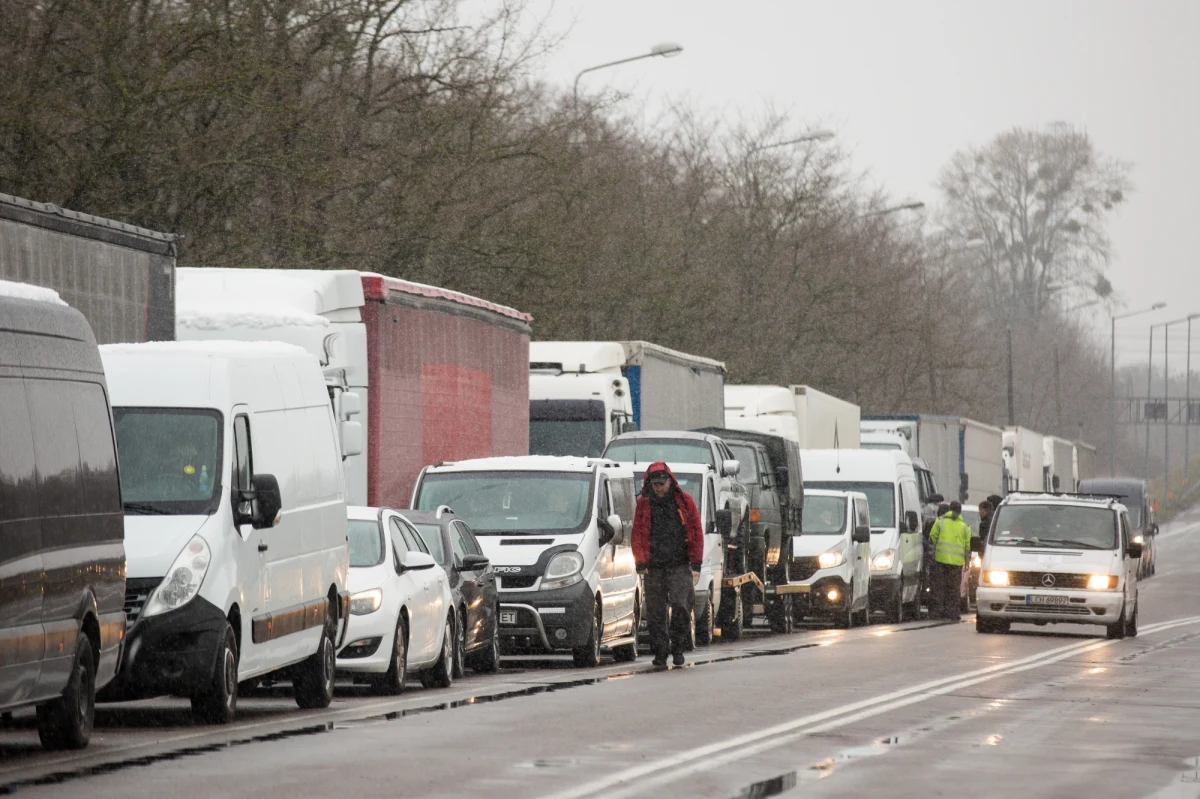 ​Około 34 godzin czekają w niedzielę kierowcy tirów na wyjazd z Polski do Ukrainy przez przejście w Dorohusku (Lubelskie). W kolejce stoi 900 pojazdów - poinformował rzecznik Izby Administracji Skarbowej w Lublinie Michał Deruś. W Hrebennem czas oczekiwania na odprawę wynosi ok. 20 godzin.