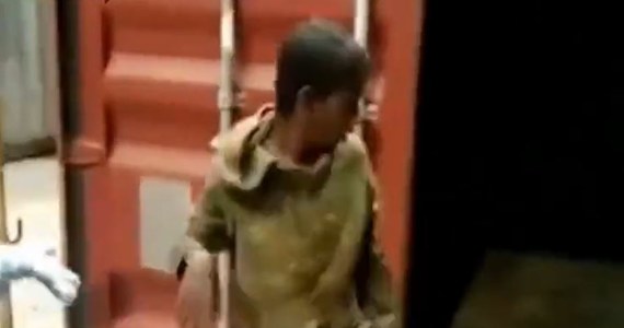 Nastolatek podczas zabawy w chowanego w porcie Ćottogram w Bangladeszu przypadkowo zamknął się w kontenerze morskim. Dziecko po sześciu dniach bez wody i jedzenia odnalazło się... w Malezji.