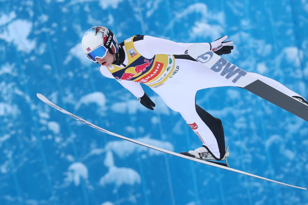 Halvor Egner Granerud jest nie do zatrzymania. Norweg skoczył 234,5 m oraz 235 m i wygrał niedzielny konkurs Pucharu Świata na mamuciej skoczni w austriackim Bad Mitterndorf. Drugie miejsce zajął Słoweniec Timi Zajc, a trzecie Austriak Stefan Kraft. Granerud powiększa przewagę w klasyfikacji generalnej Pucharu Świata nad Dawidem Kubackim, który zajął dziś 17. miejsce. Punkty zdobyło w sumie czterech Polaków. 