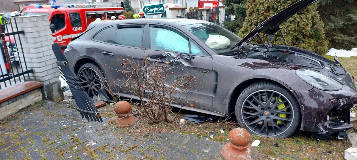 Do groźnie wyglądającego zdarzenia doszło przed południem na drodze powiatowej w Luszowicach, gmina Radgoszcz (Małopolskie). Kierowca samochodu osobowego wjechał w ogrodzenie kościoła parafialnego.