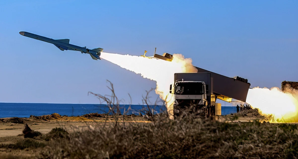 ​To Izrael przeprowadził atak na zakład wojskowy w irańskim mieście Isfahan - podaje "Wall Street Journal", powołując się na amerykańskich urzędników. Jak podkreśla gazeta, Stany Zjednoczone oraz Izrael szukają nowych sposobów, by ukrócić militarne i nuklearne ambicje Iranu.