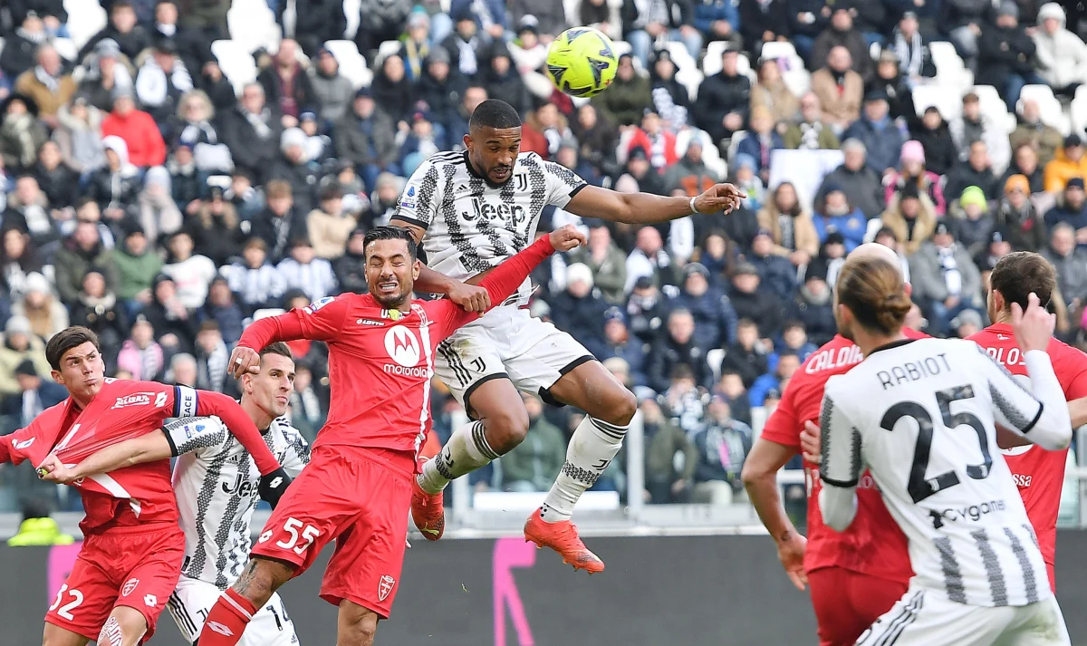 Piłkarze Milanu ulegli Sassuolo 2:5, a Juventus Turyn, w którym wystąpili Wojciech Szczęsny i Arkadiusz Milik, przegrali z Monzą 0:2 w pierwszych niedzielnych meczach włoskiej ekstraklasy.