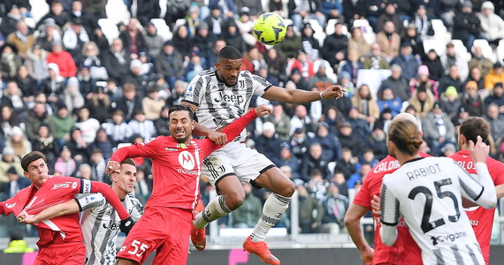 Piłkarze Milanu ulegli Sassuolo 2:5, a Juventus Turyn, w którym wystąpili Wojciech Szczęsny i Arkadiusz Milik, przegrali z Monzą 0:2 w pierwszych niedzielnych meczach włoskiej ekstraklasy.