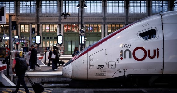 Ruch kolejowy we Francji zostanie bardzo poważnie zakłócony we wtorek w wyniku strajków przeciwko rządowej reformie emerytalnej - ostrzegła państwowa spółka kolejowa SNCF. Z rozkładu wypadło 80 proc. pociągów regionalnych i dwie trzecie TGV. 