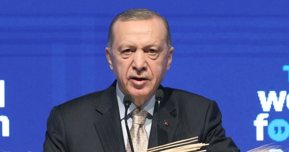 Prezydent Turcji Recep Tayyip Erdogan zasugerował, że Ankara może zatwierdzić kandydaturę Finlandii do NATO, nie robiąc tego samego dla Szwecji - poinformowała agencja AFP. 