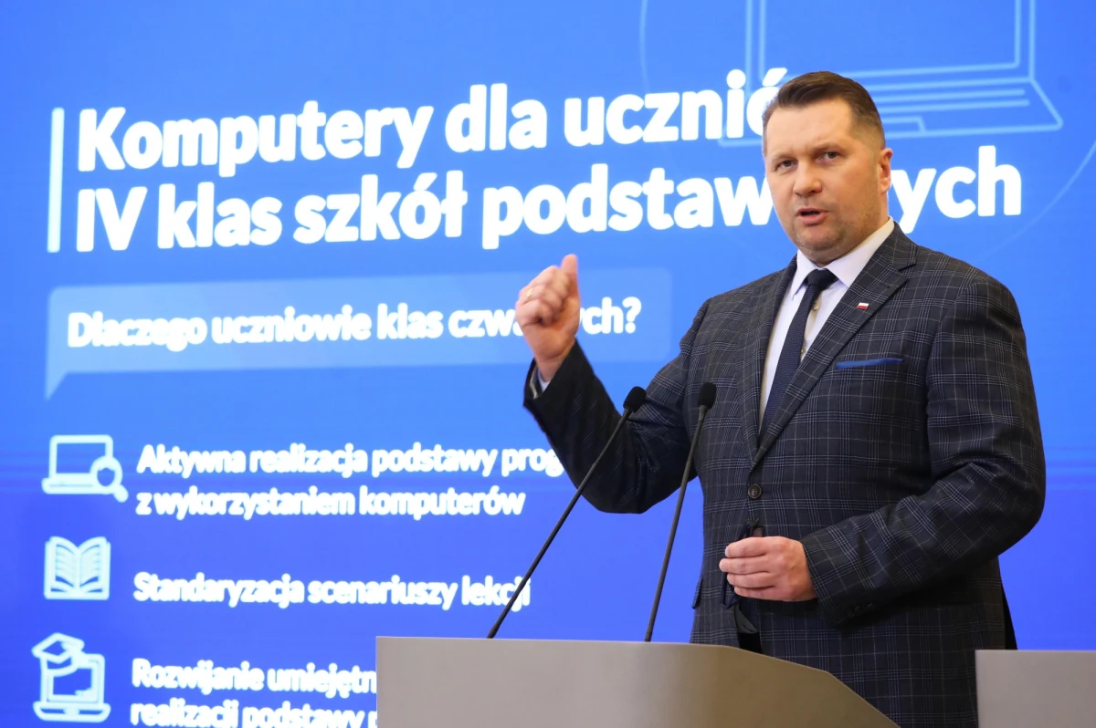 Po zakończeniu przetargu na laptopy dla uczniów będą też laptopy dla nauczycieli - poinformował minister edukacji i nauki Przemysław Czarnek. Dodał, że do nauczycieli trafi ponad 400 tys. sztuk sprzętu.