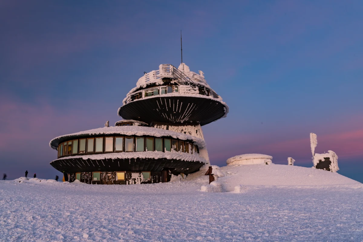 Instytut Meteorologii i Gospodarki Wodnej informuje, że w najbliższych dniach towarzyszyć nam będzie pochmurna pogoda z opadami deszczu i śniegu. Nocami w dolinach górskich temperatura może spaść nawet do -15 stopni Celsjusza. 