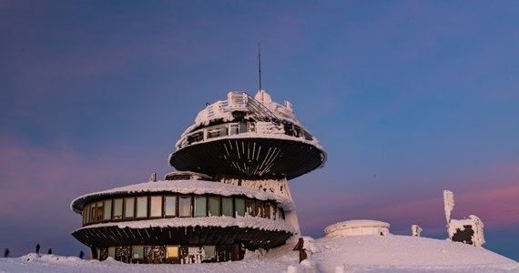 Instytut Meteorologii i Gospodarki Wodnej informuje, że w najbliższych dniach towarzyszyć nam będzie pochmurna pogoda z opadami deszczu i śniegu. Nocami w dolinach górskich temperatura może spaść nawet do -15 stopni Celsjusza. 