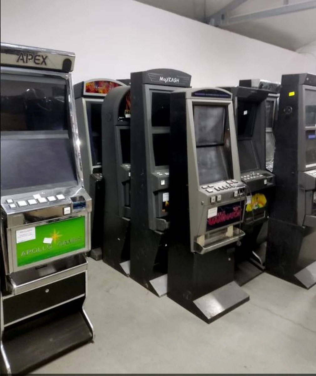 57 nielegalnie działających automatów do gier hazardowych zabezpieczyli policjanci w jednym z lokali na terenie gminy Wiązowna. Miejscem tym zainteresowali się funkcjonariusze na co dzień zajmujący się nieletnimi. Zatrzymano pięć osób.

