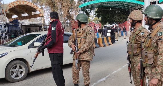 Władze Pakistanu poinformowały, że liczba zabitych w zamachu na meczet w mieście Peszawar na północy kraju wzrosła wieczorem do 59 osób. Rannych zostało 170 osób i niektóre z ofiar są w ciężkim stanie. Ataku dokonał zamachowiec samobójca. 