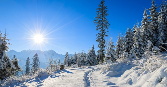 Od kilkudziesięciu centymetrów do metra śniegu może spaść w najbliższych dniach w Tatrach. Tym opadom towarzyszyć będzie silny wiatr, który może znacznie zwiększyć zagrożenie lawinowe w Tatrach - ostrzega ratownik dyżurny TOPR Edward Lichota.