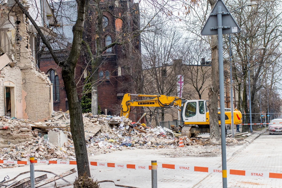 Stan zdrowia dwóch dziewczynek, które zostały ranne w piątkowym wybuchu gazu w Katowicach-Szopienicach, jest stabilny. Dzieci są w Górnośląskim Centrum Zdrowia Dziecka w Katowicach. Mężczyzna, który trafił do Centrum Leczenia Oparzeń w Siemianowicach Śląskich, nadal leży na oddziale chirurgii ogólnej.