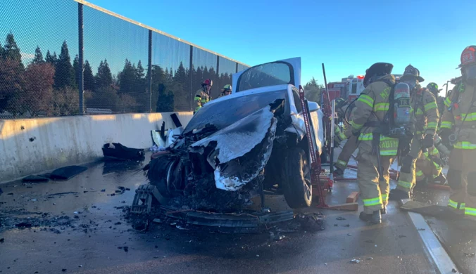 USA: Pożar tesli na autostradzie. Strażacy użyli ponad 22 tys. litrów wody