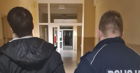 Do 12 lat więzienia grozi dwóm 25-latkom z Gdańska, którzy korzystając z aplikacji, zamówili przejazd, a potem pobili kierowcę i ukradli jego auto oraz telefon komórkowy. Sprawcy byli pijani. Zostali zatrzymani tuż po rozboju.

