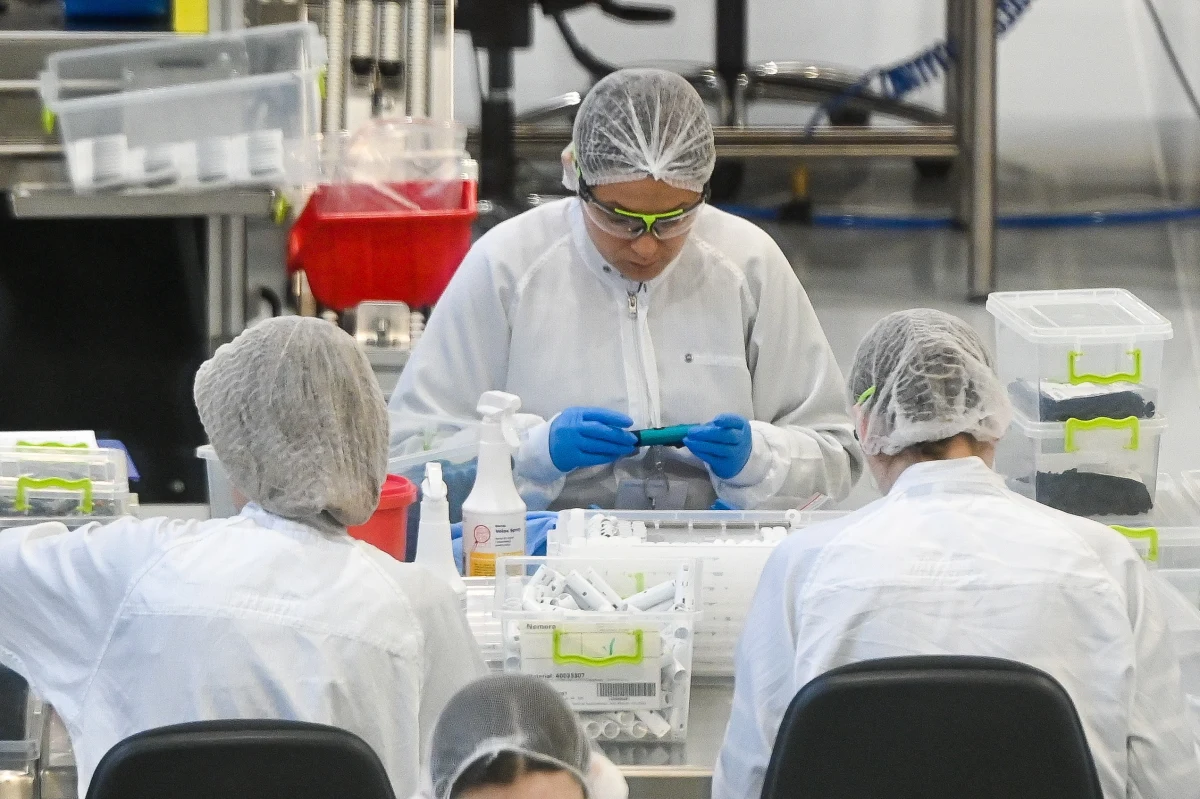 W Unii Europejskiej brakuje leków, w tym antybiotyków i środków przeciwbólowych dla dzieci - informuje portal Politico. Brakuje zwłaszcza amoksycyliny, która jest stosowana w leczeniu infekcji dróg oddechowych, jak również innych rodzajów leków, w tym syropu na kaszel, paracetamolu dla dzieci i środków na nadciśnienie. 