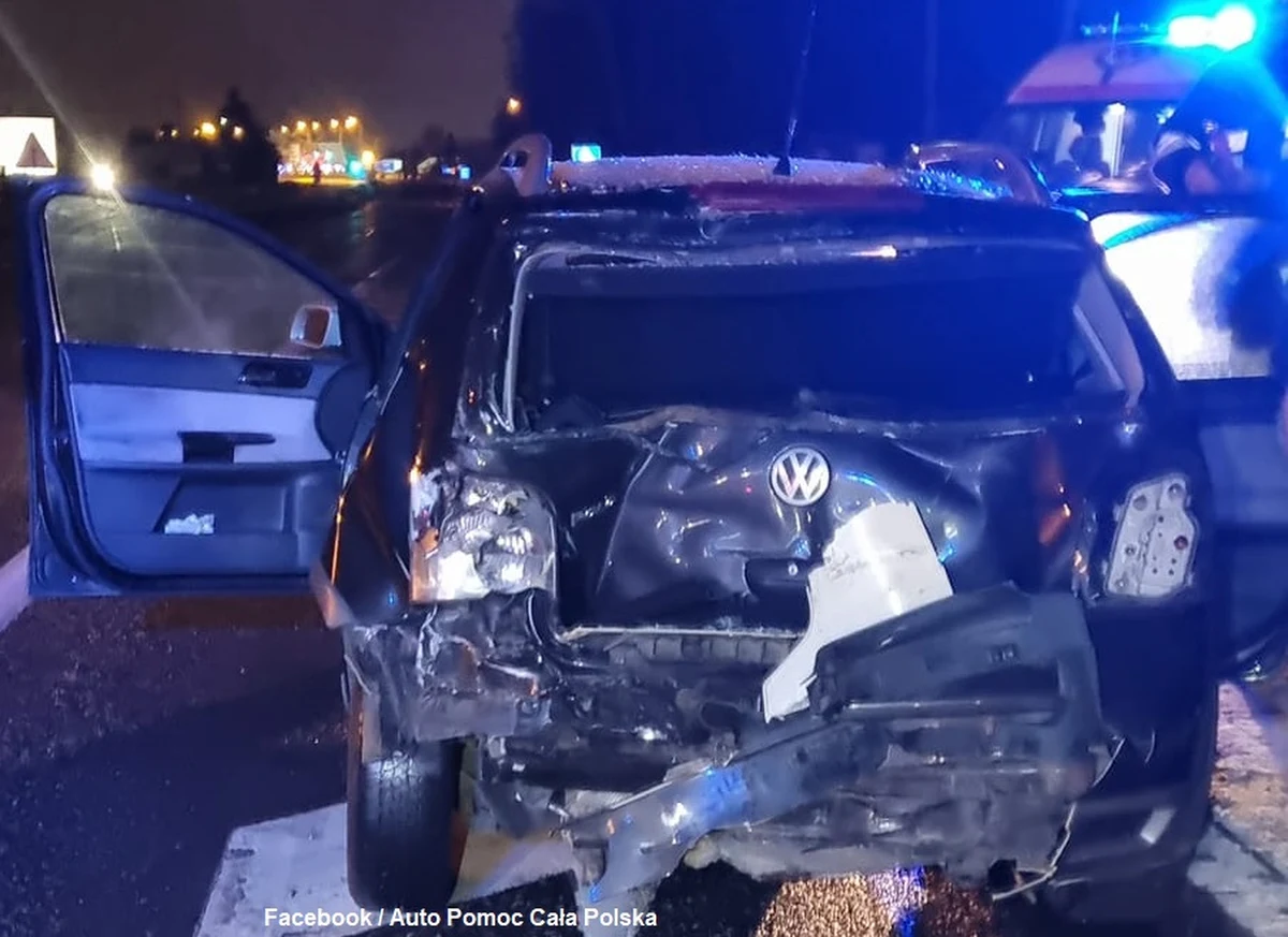 ​Trzy osoby zostały ranne w wyniku zderzenia samochodu osobowego z ciężarówką na drodze krajowej nr 12 w Tuszynie (woj. łódzkie). Poszkodowanych zabrano do szpitala.