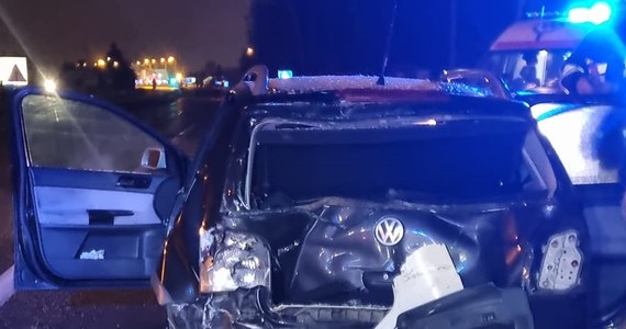 ​Trzy osoby zostały ranne w wyniku zderzenia samochodu osobowego z ciężarówką na drodze krajowej nr 12 w Tuszynie (woj. łódzkie). Poszkodowanych zabrano do szpitala.