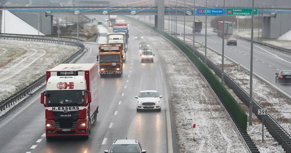 Do trzech i czterech pasów ruchu ma być rozbudowana autostrada A2 między Łodzią a Warszawą. Generalna Dyrekcja Dróg Krajowych i Autostrad (GDDKiA) ogłosiła właśnie przetarg na projekt budowalny takiej rozbudowy. Prace przy poszerzeniu tej trasy powinny rozpocząć się w 2025 r.

