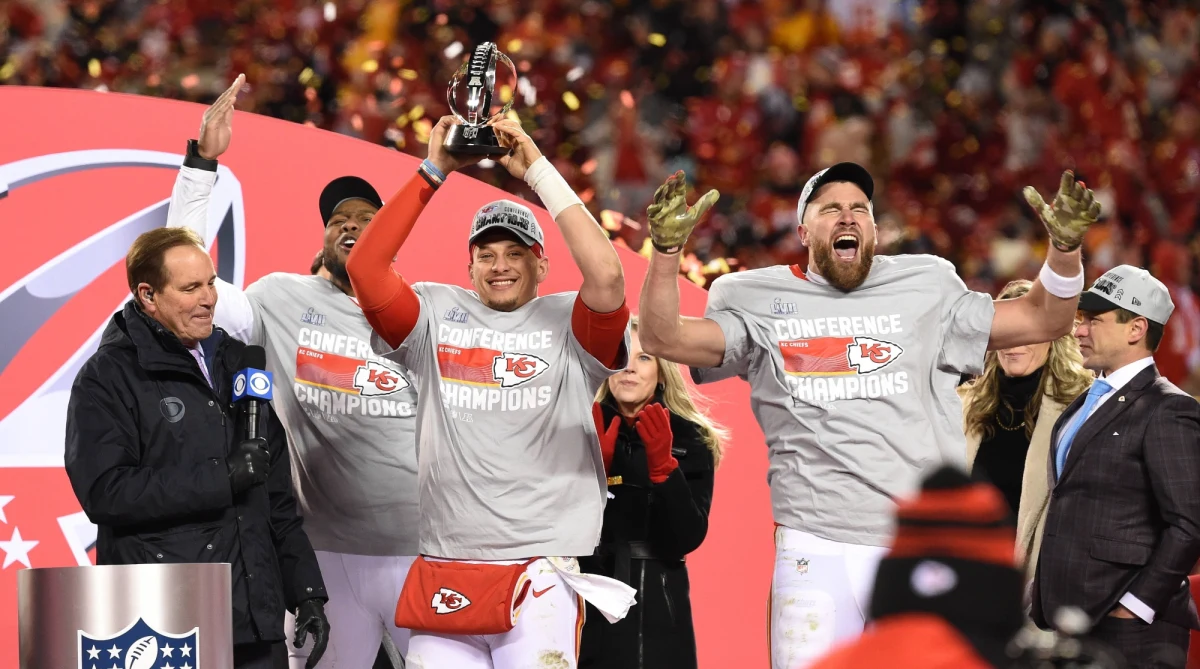 Poznaliśmy drużyny, które w tym roku zagrają w finale ligi futbolu amerykańskiego NFL. W walce o tytuł Kansas City Chiefs zmierzy się z zespołem Philadelphia Eagles. Mecz przyciągający przed ekrany miliony widzów zostanie rozegrany 12 lutego na stadionie State Farm, który jest położony w miejscowości Glendale niedaleko Phoenix w stanie Arizona. W tym roku w czasie wielkiego show w przerwie meczu ma wystąpić Rihanna, dla której będzie to pierwszy występ na żywo od ponad 5 lat. Super Bowl zostanie rozgrane po raz 57. 