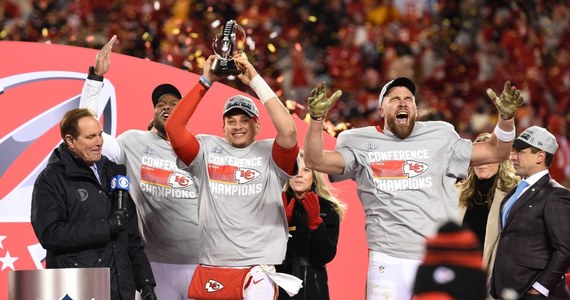 Poznaliśmy drużyny, które w tym roku zagrają w finale ligi futbolu amerykańskiego NFL. W walce o tytuł Kansas City Chiefs zmierzy się z zespołem Philadelphia Eagles. Mecz przyciągający przed ekrany miliony widzów zostanie rozegrany 12 lutego na stadionie State Farm, który jest położony w miejscowości Glendale niedaleko Phoenix w stanie Arizona. W tym roku w czasie wielkiego show w przerwie meczu ma wystąpić Rihanna, dla której będzie to pierwszy występ na żywo od ponad 5 lat. Super Bowl zostanie rozgrane po raz 57. 