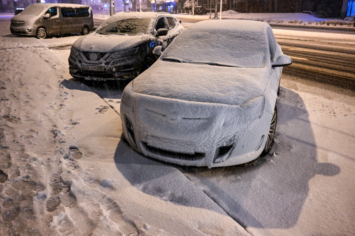 Uwaga - będzie mocno sypać. Instytut Meteorologii i Gospodarki Wodnej ostrzega przed intensywnymi opadami śniegu w południowych regionach Polski. Alerty dotyczą województwa małopolskiego i śląskiego. Do jutra w niektórych miejscach może spaść do 20 cm śniegu.