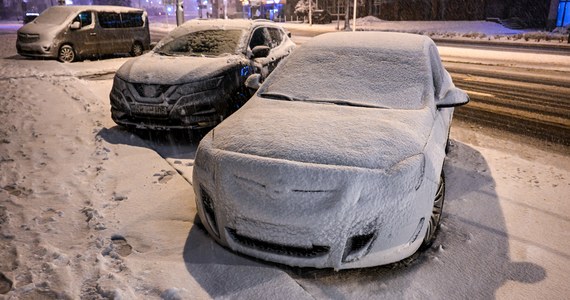 Uwaga - będzie mocno sypać. Instytut Meteorologii i Gospodarki Wodnej ostrzega przed intensywnymi opadami śniegu w południowych regionach Polski. Alerty dotyczą województwa małopolskiego i śląskiego. Do jutra w niektórych miejscach może spaść do 20 cm śniegu.