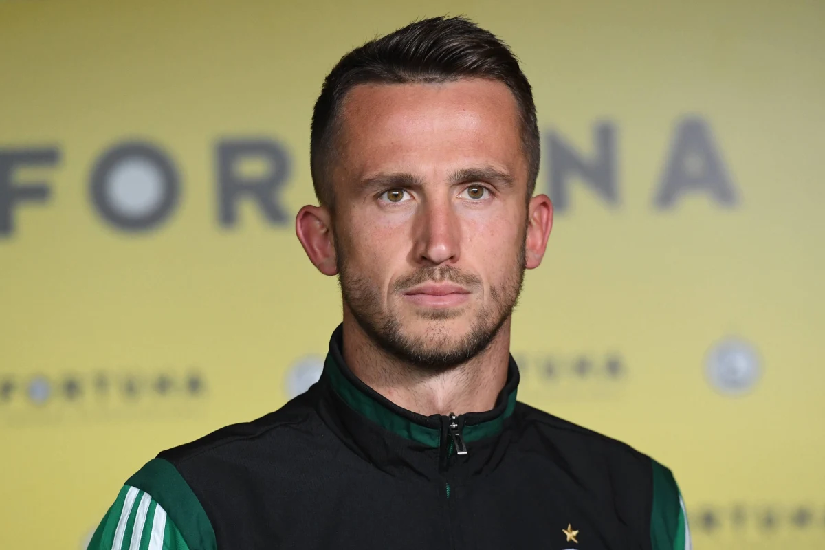 Legia Warszawa ma nowego-starego napastnika. Do stołecznego zespołu wraca Czech Tomáš Pekhart. 33-latek ponownie założy koszulkę z herbem Legii po kilkumiesięcznej nieobecności w Warszawie. Dla "Wojskowych" będzie to ważne wzmocnienie, zwłaszcza w kontekście kontuzji Hiszpana Carlitosa.