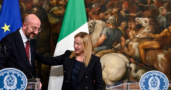 Premier Włoch Giorgia Meloni powiedziała w poniedziałek przewodniczącemu Rady Europejskiej Charlesowi Michelowi w Rzymie, że Unia musi chronić firmy, ale na równych warunkach dla wszystkich państw. "Trzeba to robić z odwagą"- dodała na wspólnej konferencji prasowej.