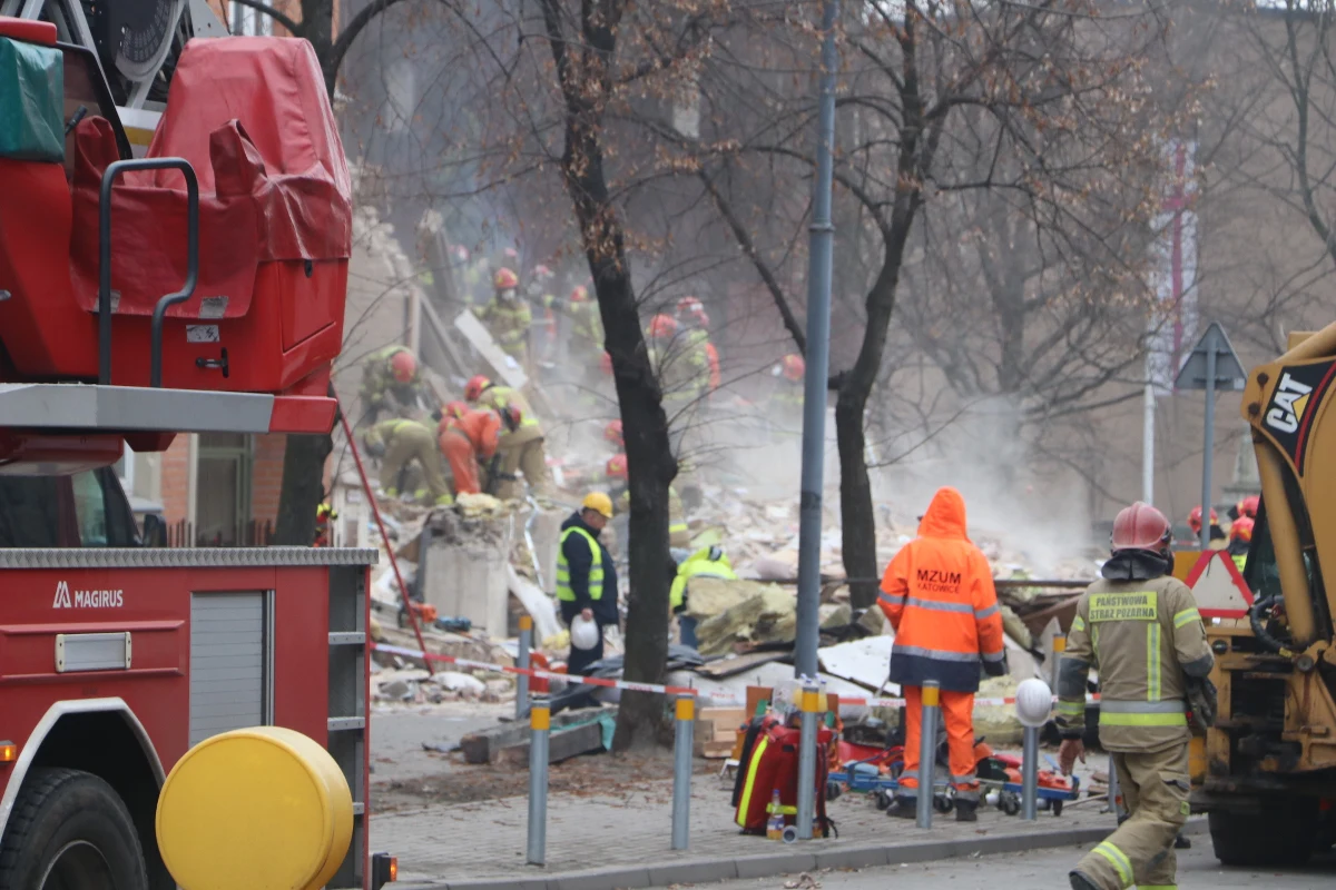 "W plebanii kościoła w Katowicach-Szopienicach, gdzie w piątek doszło do tragicznego wybuchu, od lat trwał konflikt pomiędzy parafią a rodziną, która tam mieszkała; jego tłem były kwestie finansowe" - powiedział PAP biskup diecezji katowickiej Kościoła Ewangelicko-Augsburskiego Marian Niemiec. Katowicka prokuratura została powiadomiona o liście wskazującym, że piątkowy wybuch kamienicy w Katowicach mógł być rozszerzonym samobójstwem. 