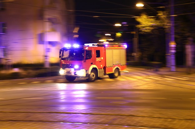 Tragedia w Piasecznie. Mężczyźni spadli z podestu