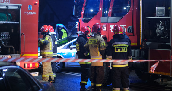 Pomiędzy węzłami Jadwisin i Chojnów (województwo dolnośląskie) na autostradzie A4 doszło do zderzenia trzech busów. Życie straciła jedna osoba, a dwie zostały ranne.