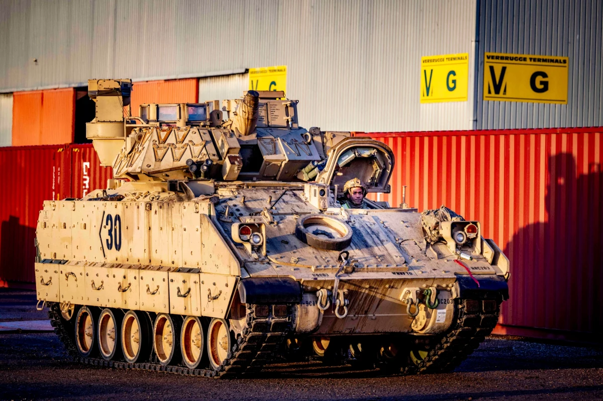 "​Z portu North Charleston w Karolinie Południowej w ubiegłym tygodniu wyruszyła pierwsza partia 60 bojowych wozów piechoty Bradley" - poinformowało w poniedziałek dowództwo sił transportowych USA (TRANSCOM). Waszyngton zapowiedział przekazanie Ukrainie łącznie 109 takich pojazdów.