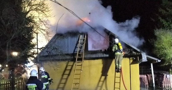 70-letni mężczyzna zginął w nocnym pożarze drewnianego domu w miejscowości Wygnanów w pow. radzyńskim (woj. lubelskie). W akcji gaśniczej brało udział 26 strażaków.