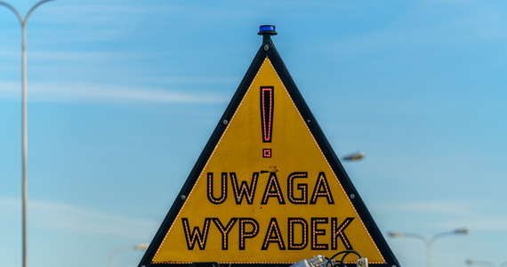 Trzy samochody osobowe i pojazd ciężarowy zderzyły się na autostradzie A1 w Łodzi. Zablokowany jest jeden pas ruchu w kierunku Gdańska.