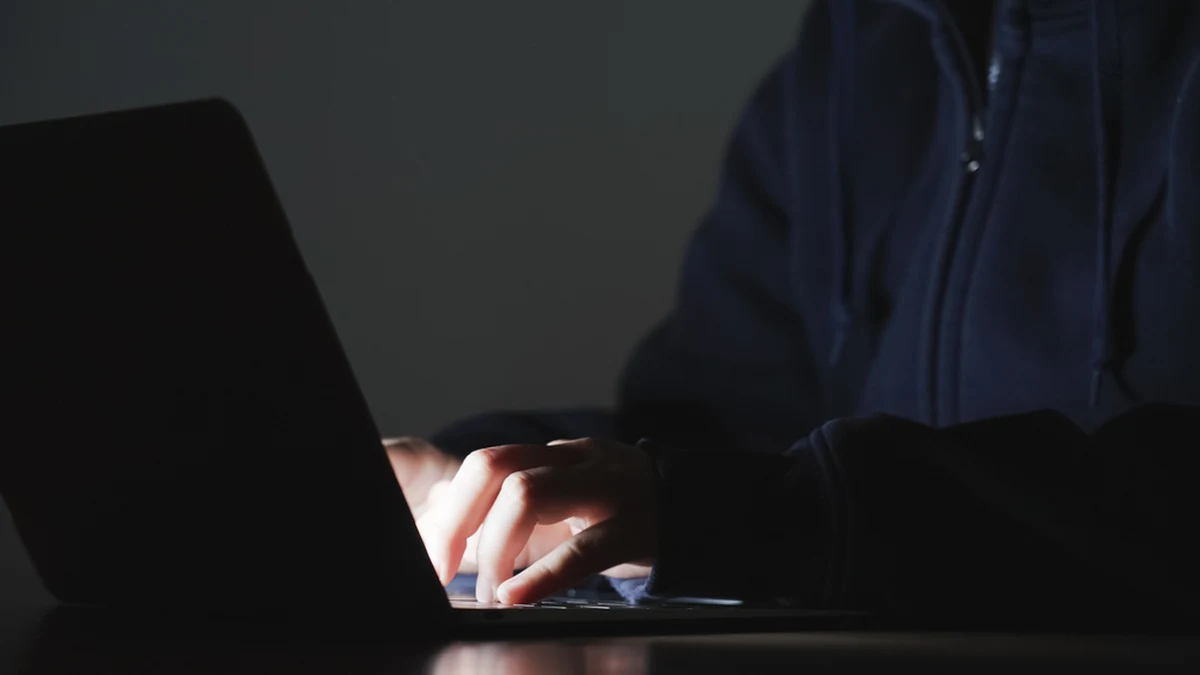 5 lat za kratkami może spędzić 48-letni Paweł K. oskarżony o grożenie śmiercią ministrowi zdrowia Adamowi Niedzielskiemu podczas publicznej transmisji internetowej w grudniu 2022 roku. 48-latek został zatrzymany przez policjantów z Komendy Wojewódzkiej Policji w Poznaniu.