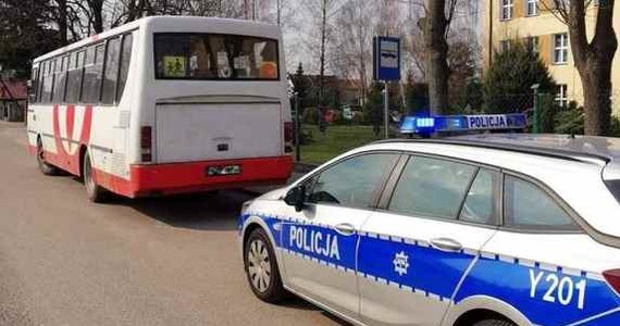 Prawie pół promila alkoholu w organizmie miał kierowca szkolnego autobusu w Ostrołęce, który miał zawieźć uczniów na wycieczkę do Warszawy. Autokar nie miał aktualnego przeglądu technicznego, a oświetlenie zewnętrzne pojazdu wymagało naprawy. Policjanci zatrzymali prawo jazdy 59-latka.

