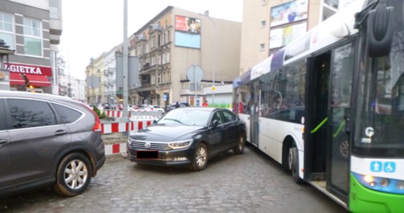 To było wyjątkowo kosztowne parkowanie w centrum Szczecina. 5 tysięcy złotych mandatu oraz koszty holowania auta musi uregulować kierowca volkswagena, który zaparkował auto na pl. Zgody. Przez jego samochód autobusy miały problemy z kursowaniem.