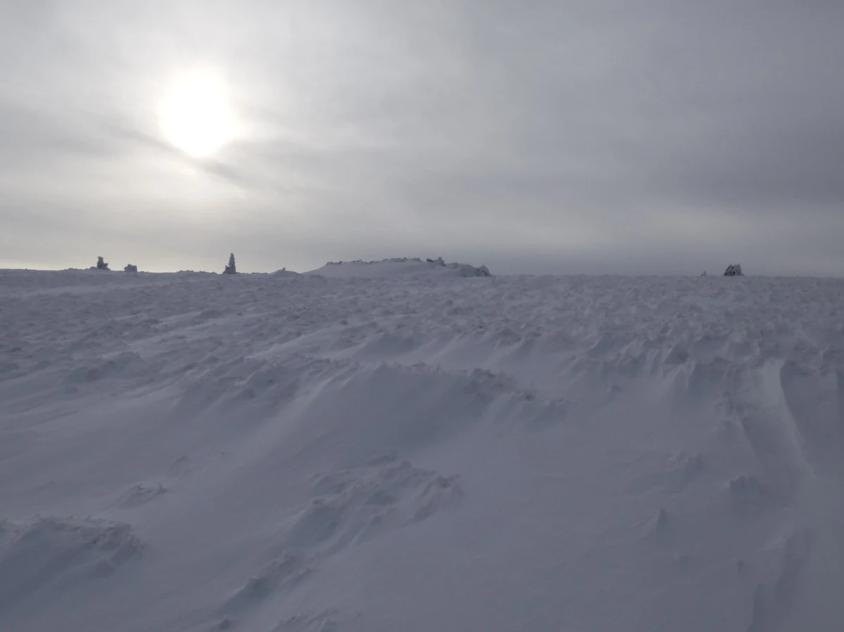 O​strzeżenie dla turystów: Uwaga na bardzo silny wiatr w Karkonoszach! Na Śnieżce wieje z prędkością blisko 150 km/h - informuje Karkonoski Park Narodowy (KPN).
